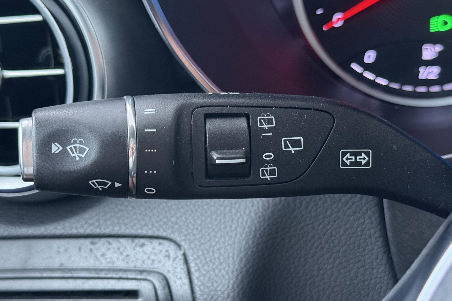 Mercedes-Benz GLC 300e 4MATIC Premium Plus | AMG Line | Panoramadak | 360° Camera | Trekhaak | Stoelverwarming | Dodehoekassistent | Keyless