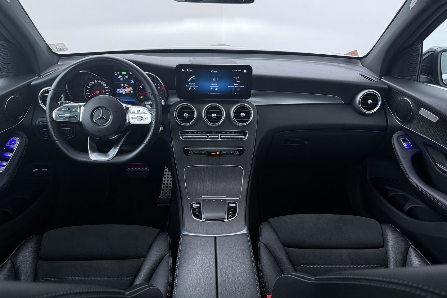 Mercedes-Benz GLC 300e 4MATIC Premium Plus | AMG Line | Panoramadak | 360° Camera | Trekhaak | Stoelverwarming | Dodehoekassistent | Keyless