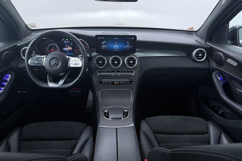 Mercedes-Benz GLC 300e 4MATIC Premium Plus | AMG Line | Panoramadak | 360° Camera | Trekhaak | Stoelverwarming | Dodehoekassistent | Keyless