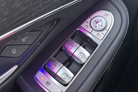 Mercedes-Benz GLC 300e 4MATIC Premium Plus | AMG Line | Panoramadak | 360° Camera | Trekhaak | Stoelverwarming | Dodehoekassistent | Keyless