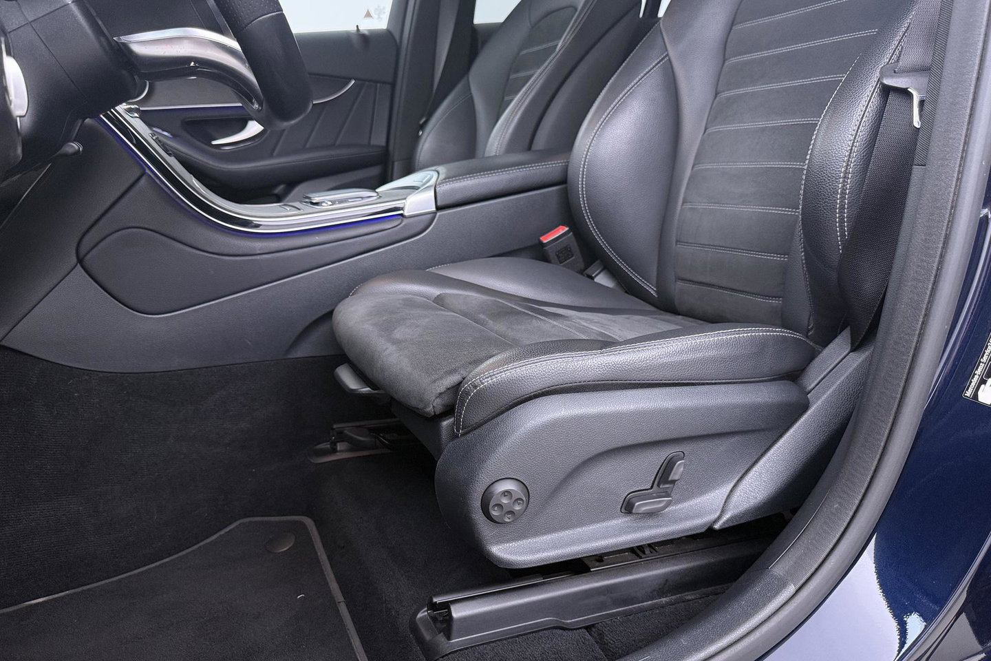 Mercedes-Benz GLC 300e 4MATIC Premium Plus | AMG Line | Panoramadak | 360° Camera | Trekhaak | Stoelverwarming | Dodehoekassistent | Keyless