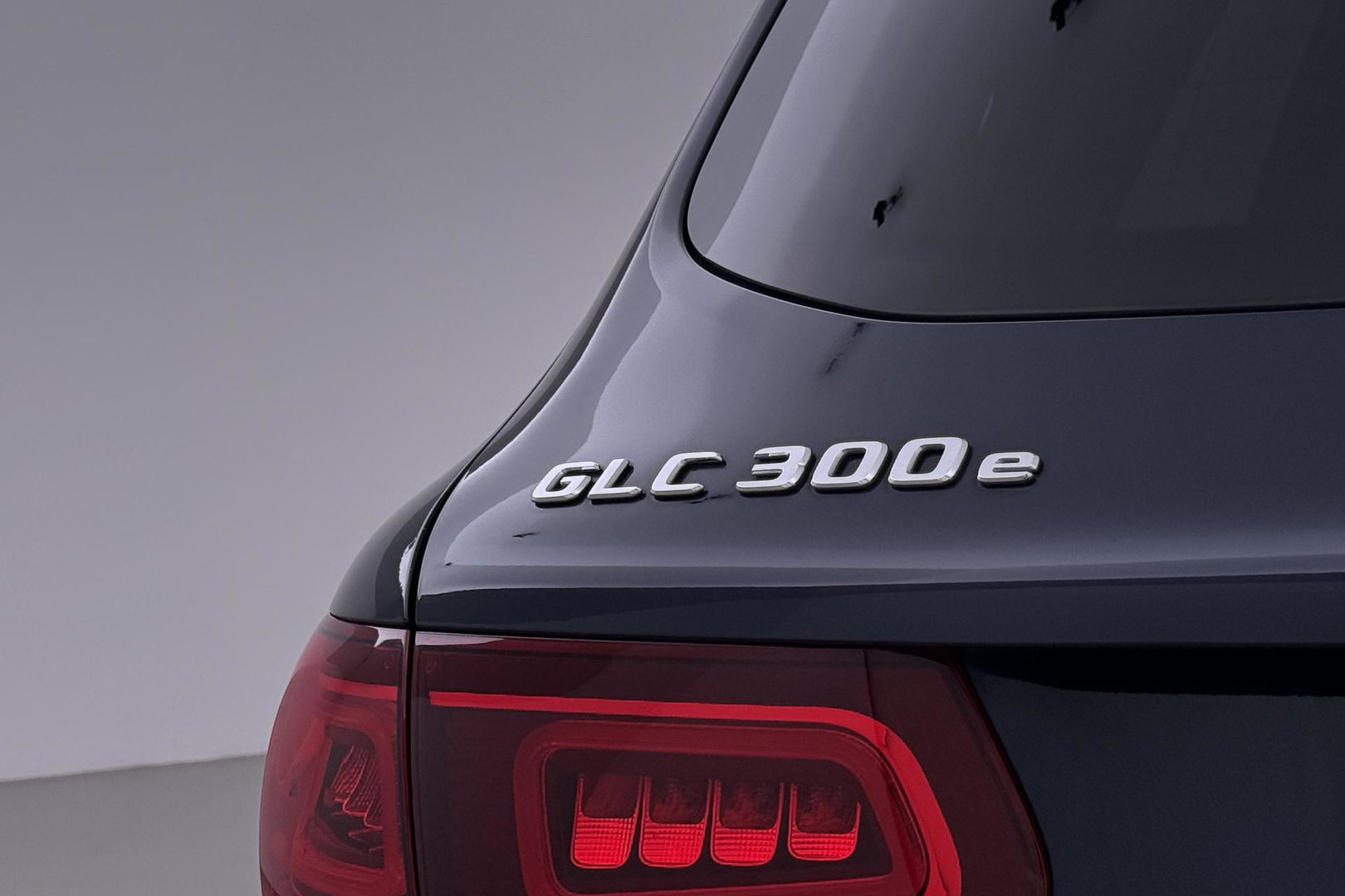 Mercedes-Benz GLC 300e 4MATIC Premium Plus | AMG Line | Panoramadak | 360° Camera | Trekhaak | Stoelverwarming | Dodehoekassistent | Keyless