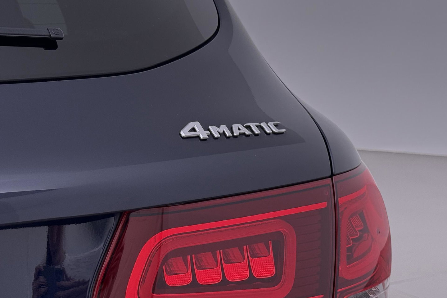 Mercedes-Benz GLC 300e 4MATIC Premium Plus | AMG Line | Panoramadak | 360° Camera | Trekhaak | Stoelverwarming | Dodehoekassistent | Keyless