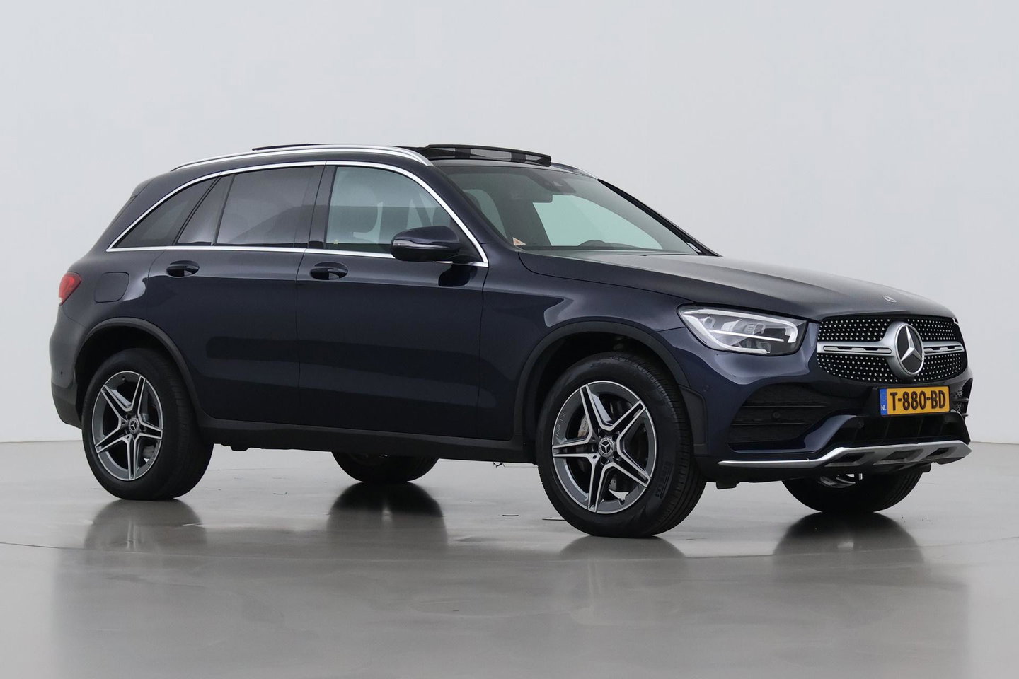 Mercedes-Benz GLC 300e 4MATIC Premium Plus | AMG Line | Panoramadak | 360° Camera | Trekhaak | Stoelverwarming | Dodehoekassistent | Keyless