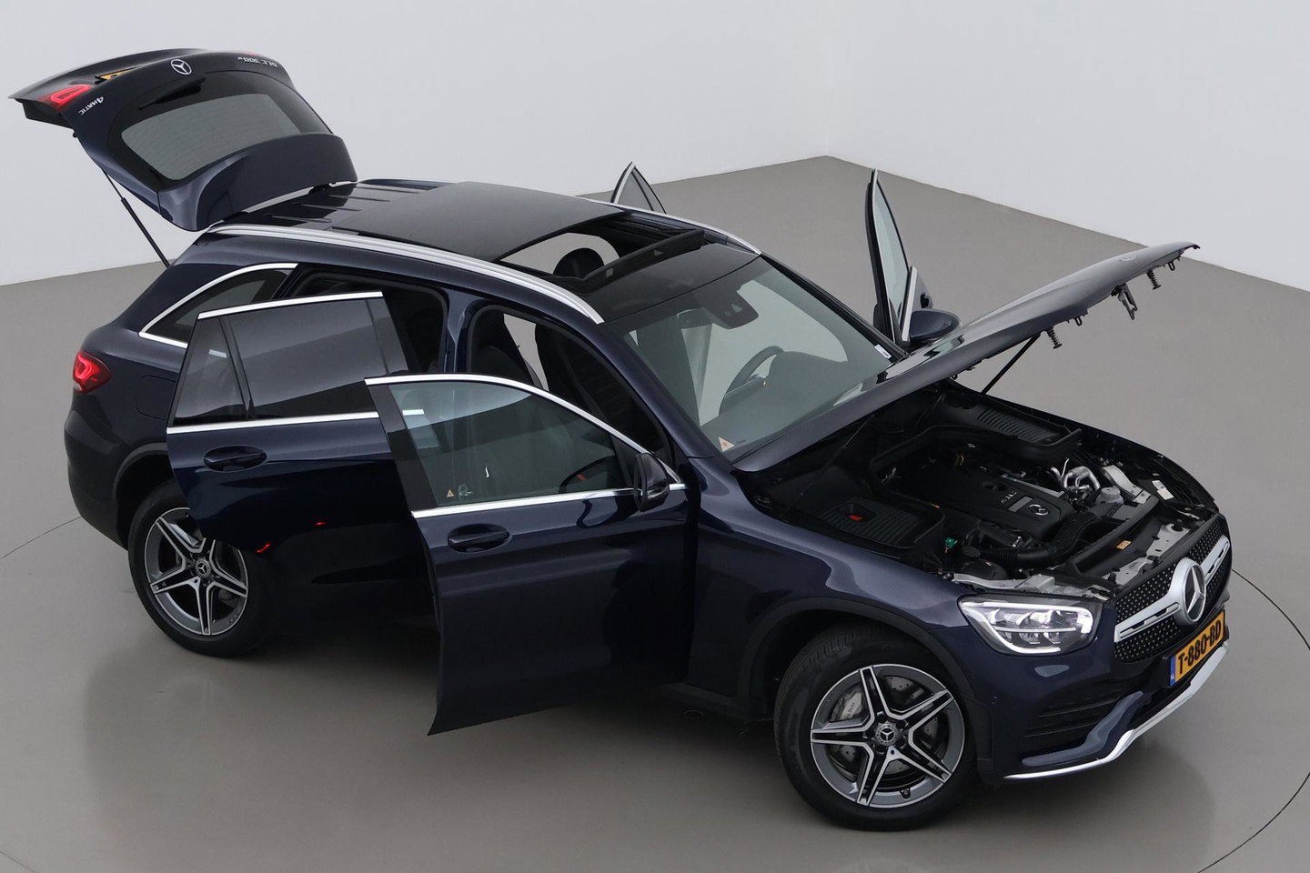 Mercedes-Benz GLC 300e 4MATIC Premium Plus | AMG Line | Panoramadak | 360° Camera | Trekhaak | Stoelverwarming | Dodehoekassistent | Keyless