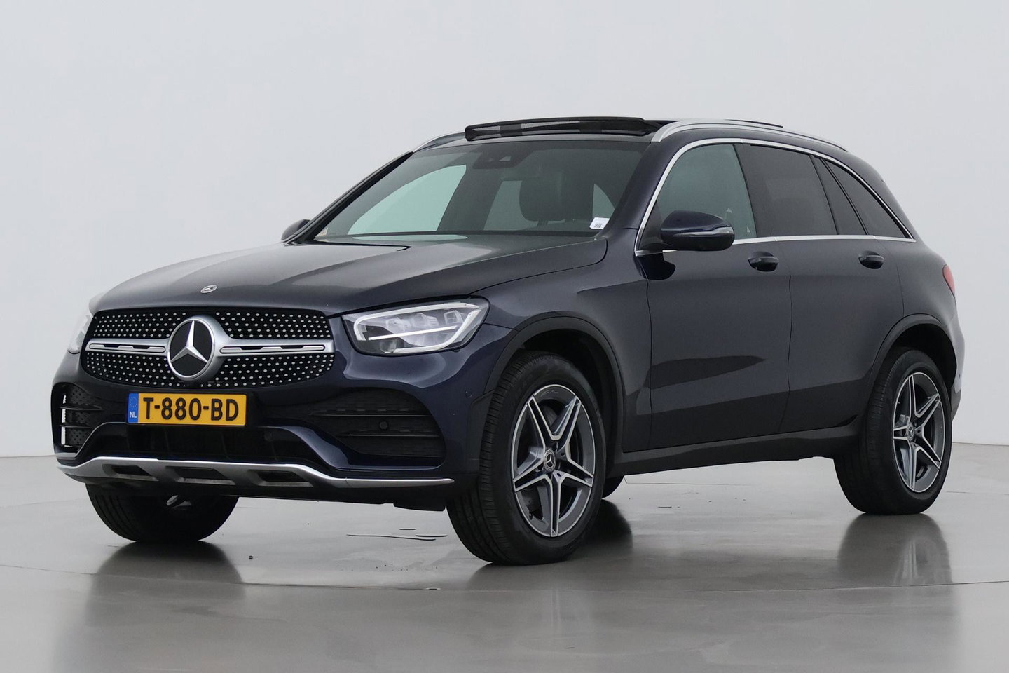 Mercedes-Benz GLC 300e 4MATIC Premium Plus | AMG Line | Panoramadak | 360° Camera | Trekhaak | Stoelverwarming | Dodehoekassistent | Keyless