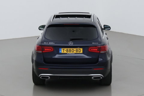 Mercedes-Benz GLC 300e 4MATIC Premium Plus | AMG Line | Panoramadak | 360° Camera | Trekhaak | Stoelverwarming | Dodehoekassistent | Keyless