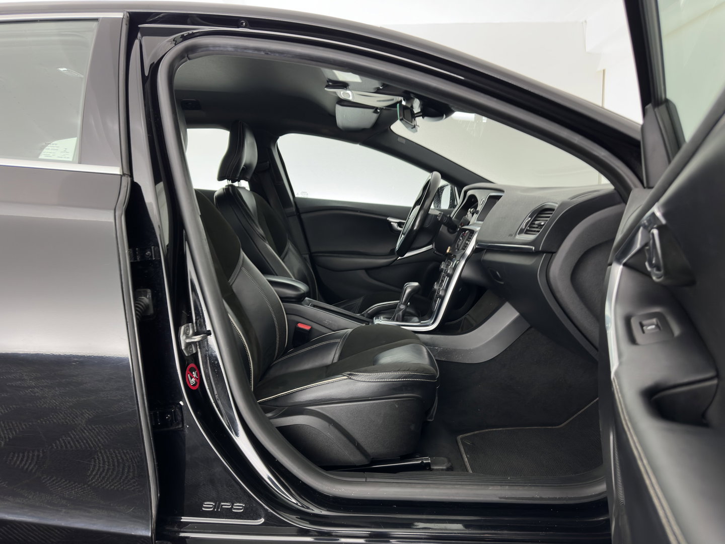 Volvo V40 2.0 D2 R-Design Business *LEATHER-MICROFIBRE | XENON | NAVI-FULLMAP | HEATED-SPORTSEATS | PRIVACY-GLASS | ECC | PDC | CRUISE | PREMIUM-AUDIO | 18''ALU | TOWBAR*