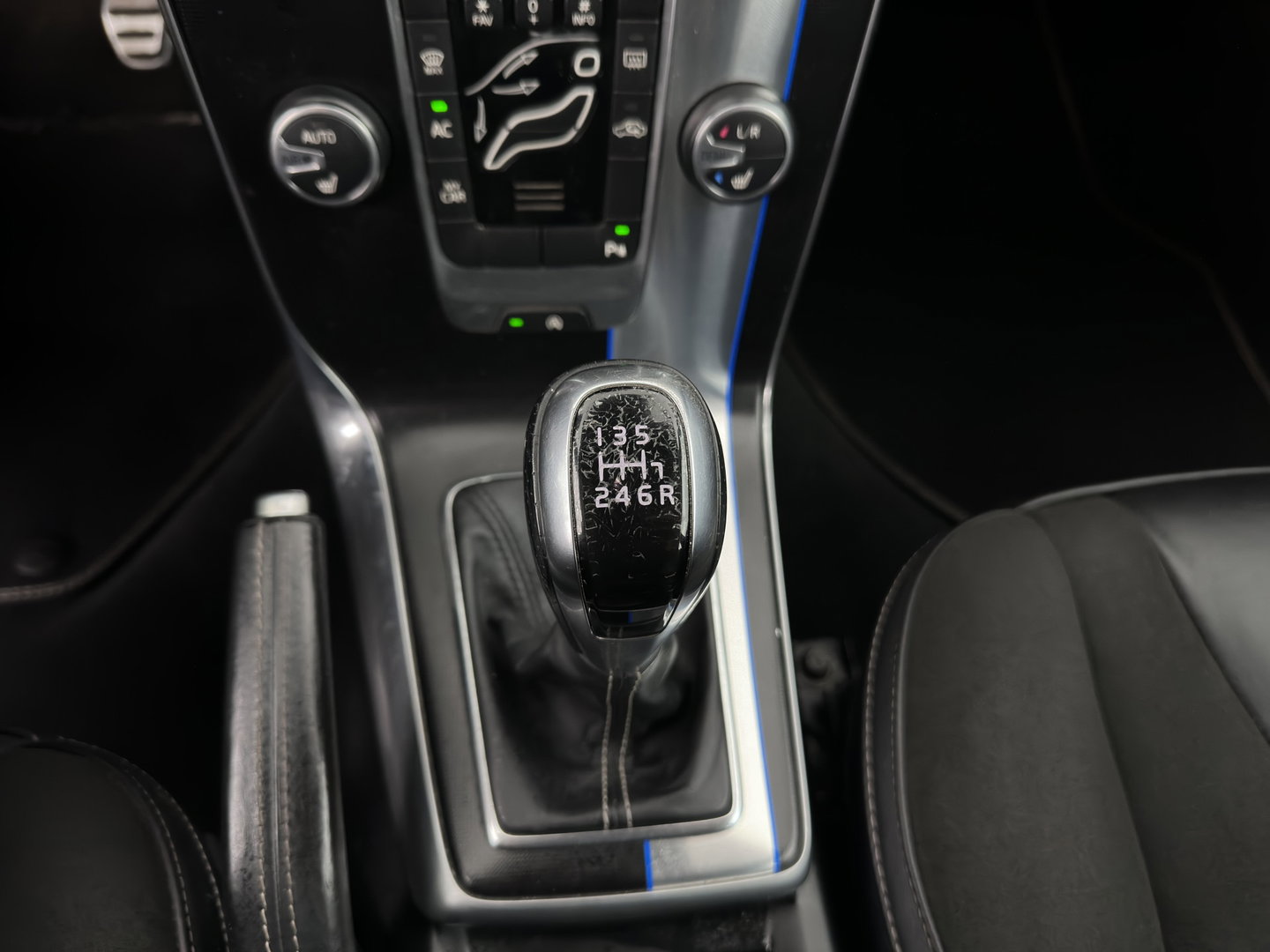 Volvo V40 2.0 D2 R-Design Business *LEATHER-MICROFIBRE | XENON | NAVI-FULLMAP | HEATED-SPORTSEATS | PRIVACY-GLASS | ECC | PDC | CRUISE | PREMIUM-AUDIO | 18''ALU | TOWBAR*