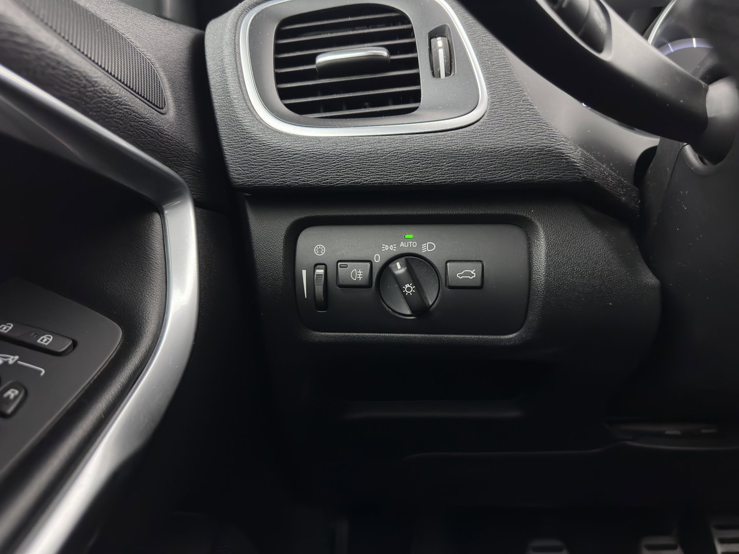 Volvo V40 2.0 D2 R-Design Business *LEATHER-MICROFIBRE | XENON | NAVI-FULLMAP | HEATED-SPORTSEATS | PRIVACY-GLASS | ECC | PDC | CRUISE | PREMIUM-AUDIO | 18''ALU | TOWBAR*