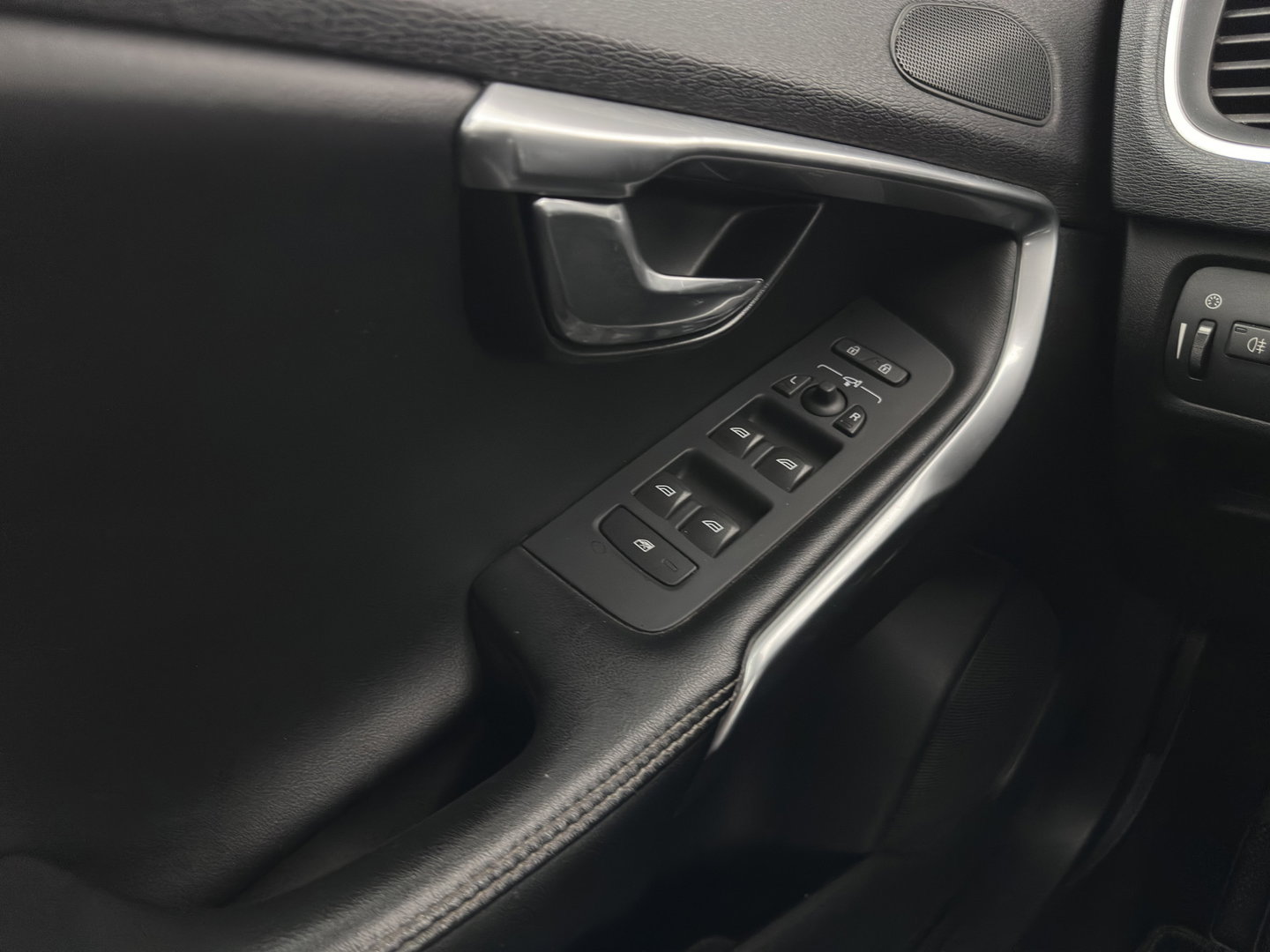 Volvo V40 2.0 D2 R-Design Business *LEATHER-MICROFIBRE | XENON | NAVI-FULLMAP | HEATED-SPORTSEATS | PRIVACY-GLASS | ECC | PDC | CRUISE | PREMIUM-AUDIO | 18''ALU | TOWBAR*