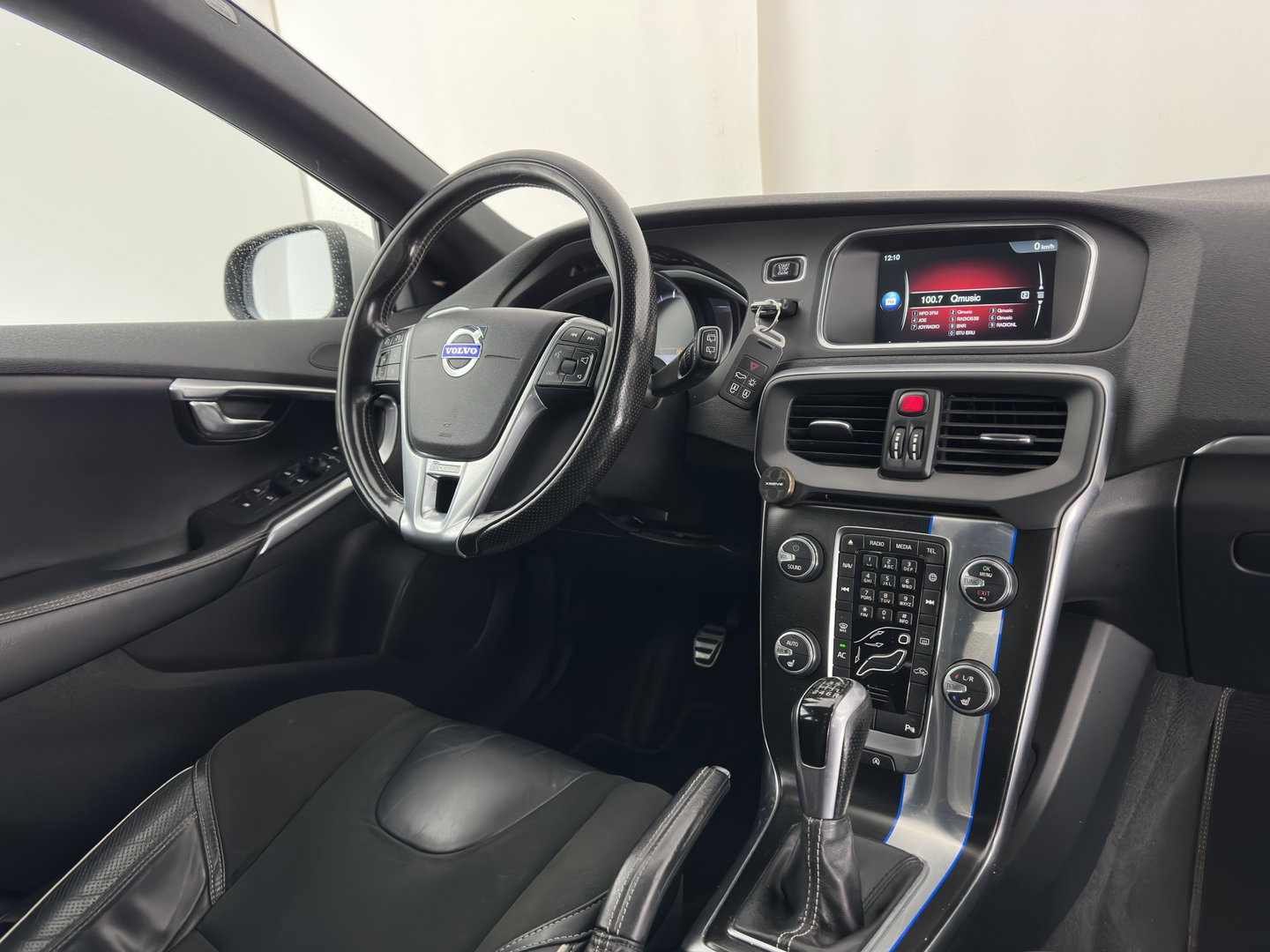 Volvo V40 2.0 D2 R-Design Business *LEATHER-MICROFIBRE | XENON | NAVI-FULLMAP | HEATED-SPORTSEATS | PRIVACY-GLASS | ECC | PDC | CRUISE | PREMIUM-AUDIO | 18''ALU | TOWBAR*