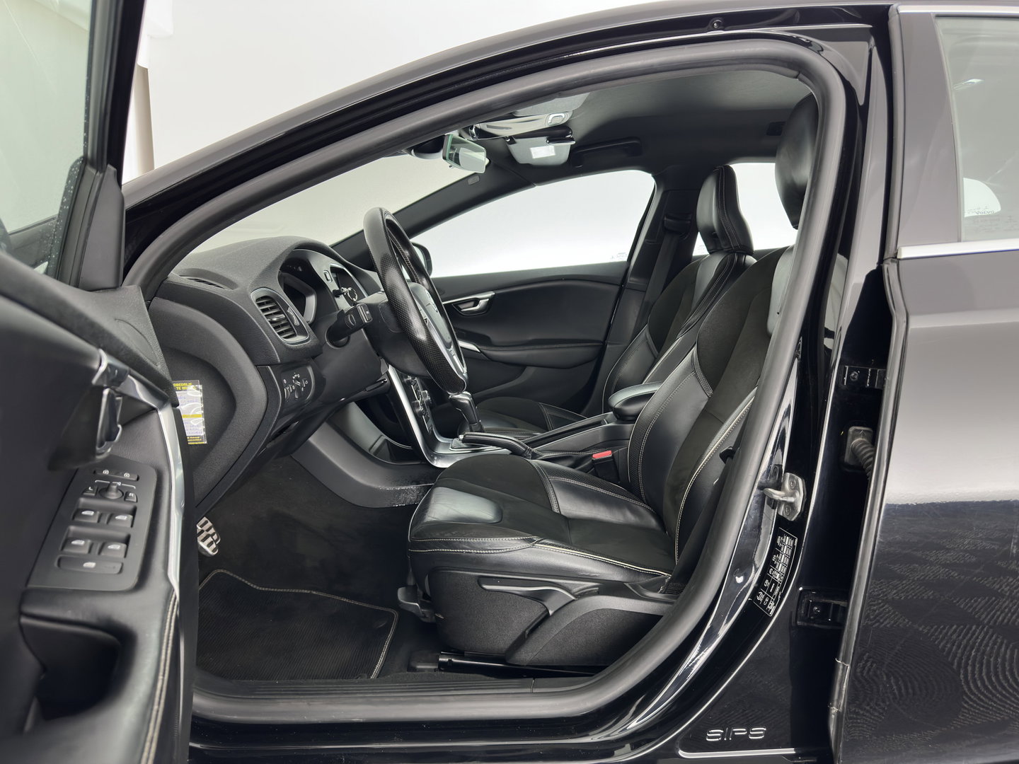 Volvo V40 2.0 D2 R-Design Business *LEATHER-MICROFIBRE | XENON | NAVI-FULLMAP | HEATED-SPORTSEATS | PRIVACY-GLASS | ECC | PDC | CRUISE | PREMIUM-AUDIO | 18''ALU | TOWBAR*