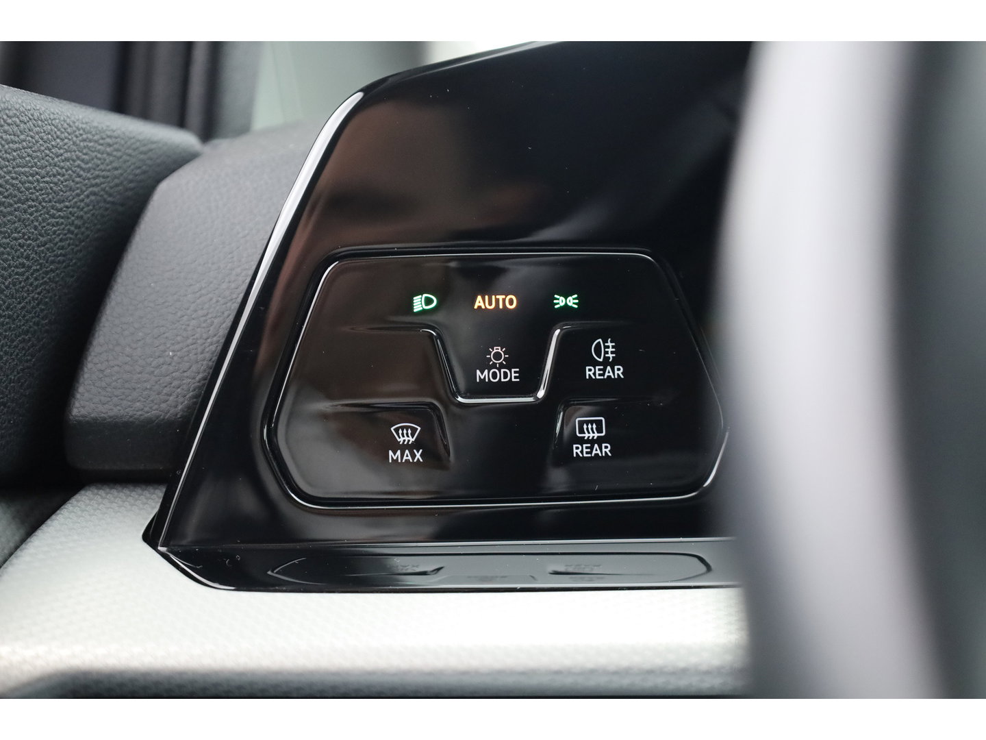 Volkswagen Golf 1.0 TSI Life | Rijklaar! | Dig. Cockpit | Camera | PDC V+A | Apple CarPlay | Stoel- Stuurverw. | All Season