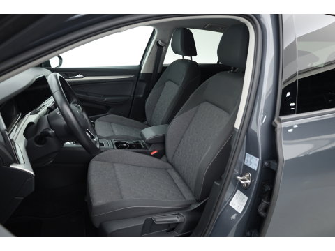 Volkswagen Golf 1.0 TSI Life | Rijklaar! | Dig. Cockpit | Camera | PDC V+A | Apple CarPlay | Stoel- Stuurverw. | All Season
