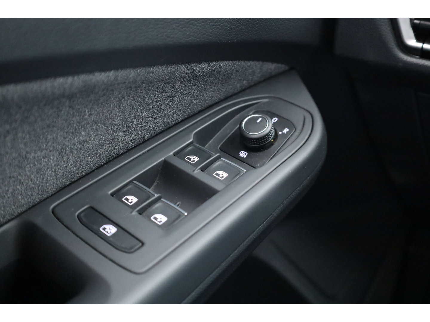 Volkswagen Golf 1.0 TSI Life | Rijklaar! | Dig. Cockpit | Camera | PDC V+A | Apple CarPlay | Stoel- Stuurverw. | All Season