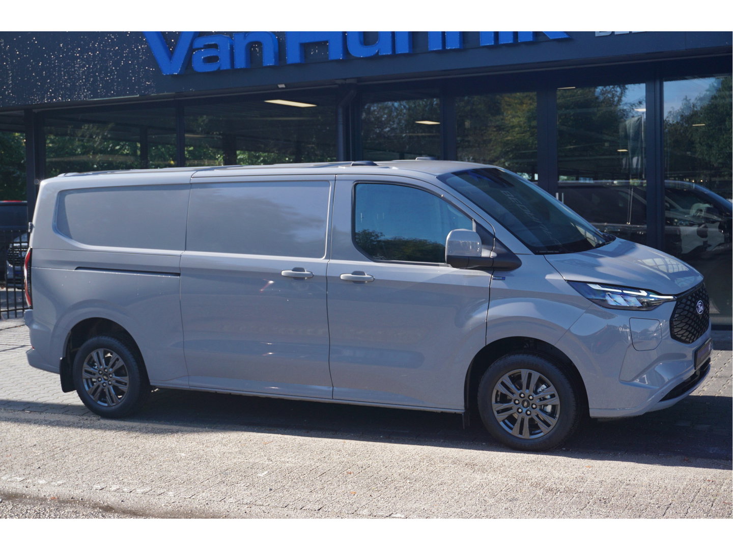 Ford Transit Custom 320L 218PK 71KWH AWD Limited Elektrisch AUT BPM VRIJ!! Apple CP/Android A, LED, Trekhaak, 2x Schuifdeur 17" LM!! NR. EC55