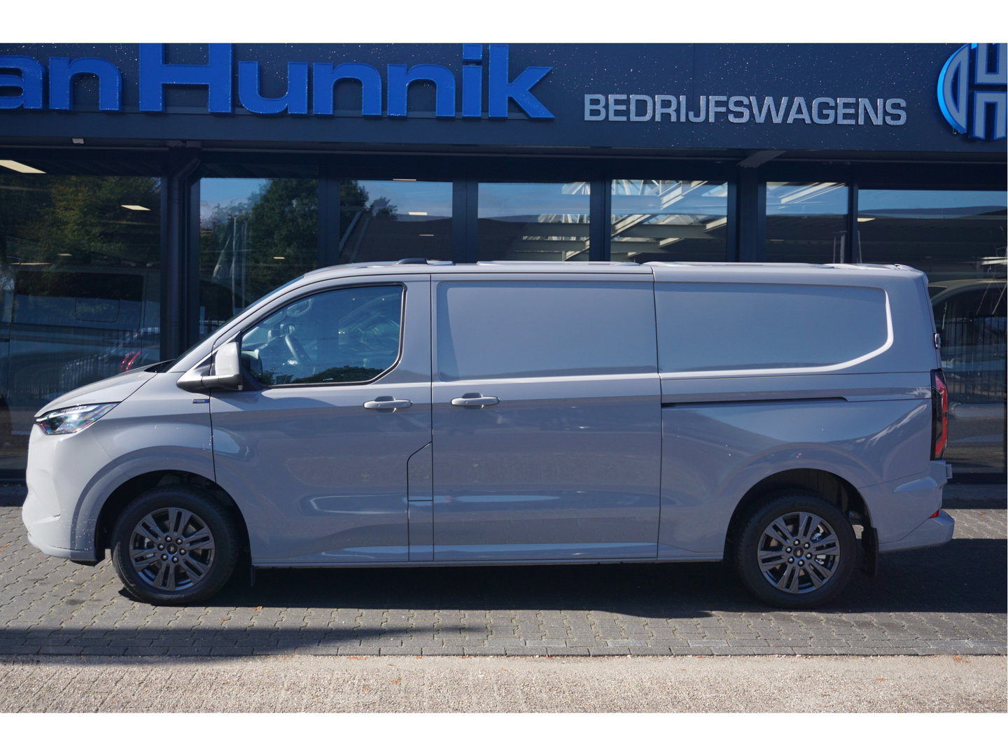 Ford E-Transit Custom 320L 218PK 71KWH AWD Limited AUT BPM VRIJ!! Apple CP/Android A, LED, Trekhaak, 2x Schuifdeur 17" LM!! NR. EC55