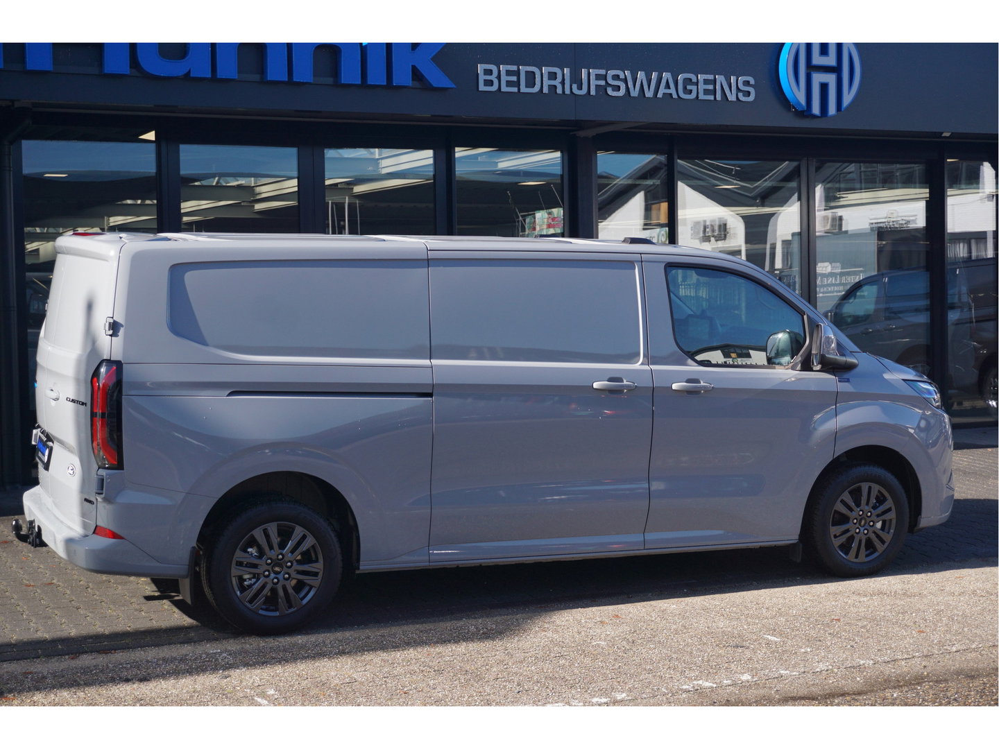 Ford E-Transit Custom 320L 218PK 71KWH AWD Limited AUT BPM VRIJ!! Apple CP/Android A, LED, Trekhaak, 2x Schuifdeur 17" LM!! NR. EC55