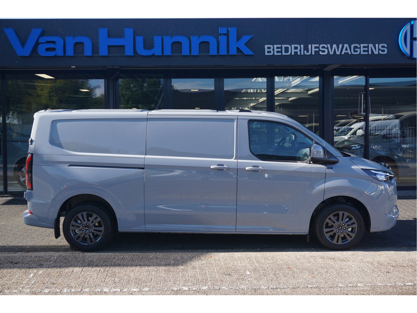 Ford E-Transit Custom 320L 218PK 71KWH AWD Limited AUT BPM VRIJ!! Apple CP/Android A, LED, Trekhaak, 2x Schuifdeur 17" LM!! NR. EC55