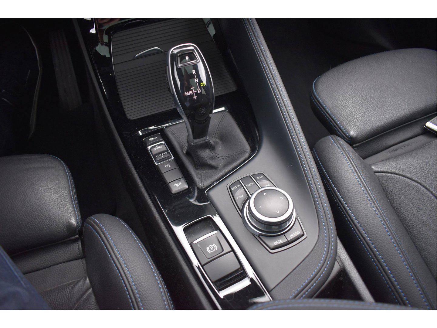 BMW X2 xDrive20i Executive Edition M-Sport 192 pk | Vol | HUD | Camera | Elekt.stoelen | Open dak | Harman/Kardon | Afn.trekhaak | Full LED | Historie