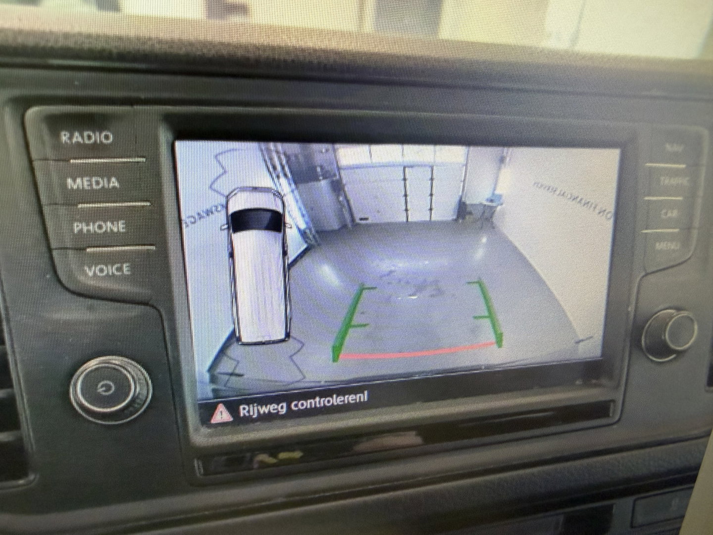 Volkswagen Crafter 35 2.0 TDI 140pk automaat L3H3 ( L2H2 ) Comfortline / euro 6 / bpm vrij / lease vanaf € 407 / vaste prijs rijklaar € 24.950 ex btw / dubbele schuifdeur / airco / cruise / camera !