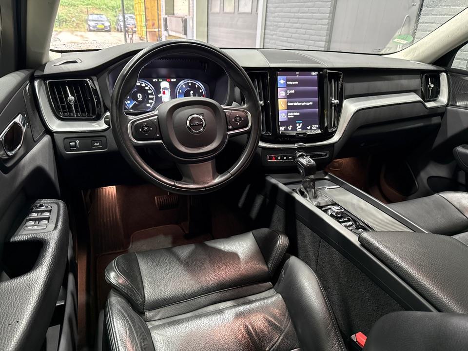 Volvo XC60 2.0 T4 Momentum Pro | Harman/Kardon | Trekhaak | ACC | BLIS | Camera | Stoel+Stuurverwarming | Standkachel | Keyless