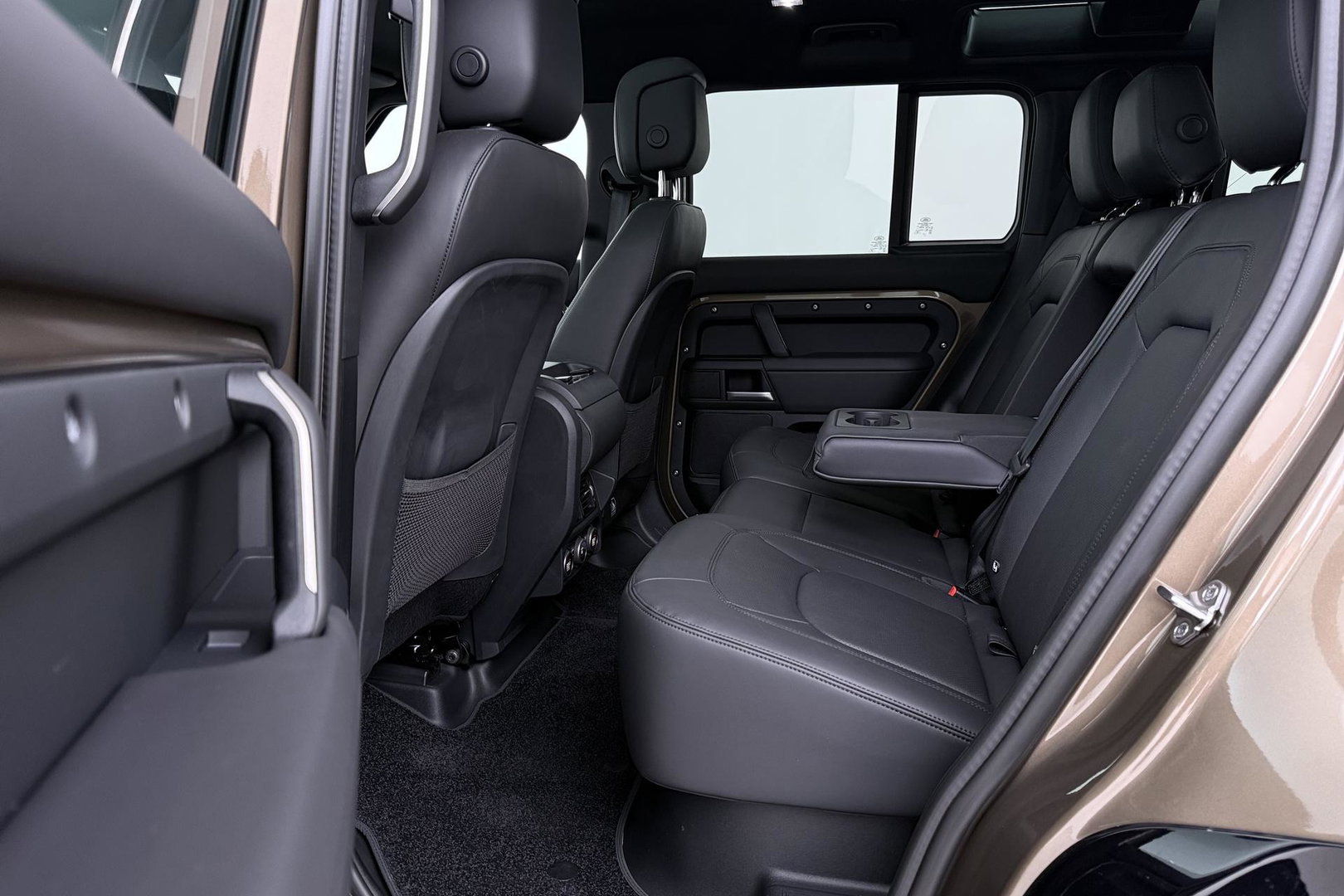 Land Rover Defender 110 P300e X-Dynamic HSE | 6-Persoons | Meridian Surround | ClearSight | Head-Up | Massage+Ventilatie | 22 Inch