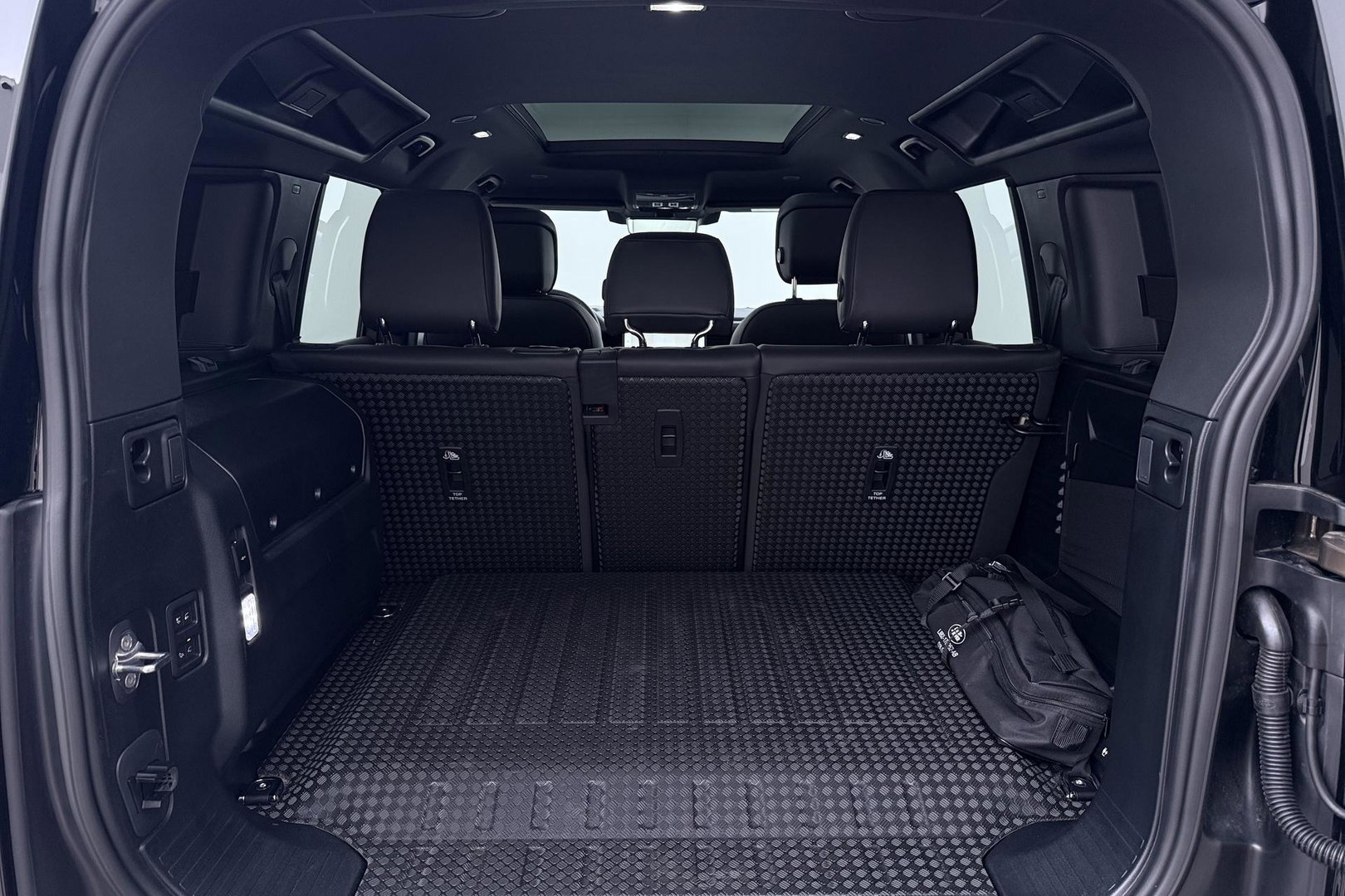 Land Rover Defender 110 P300e X-Dynamic HSE | 6-Persoons | Meridian Surround | ClearSight | Head-Up | Massage+Ventilatie | 22 Inch