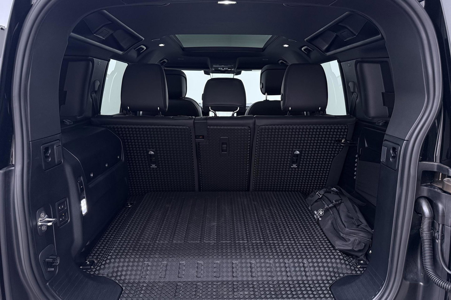 Land Rover Defender 110 P300e X-Dynamic HSE | 6-Persoons | Meridian Surround | ClearSight | Head-Up | Massage+Ventilatie | 22 Inch