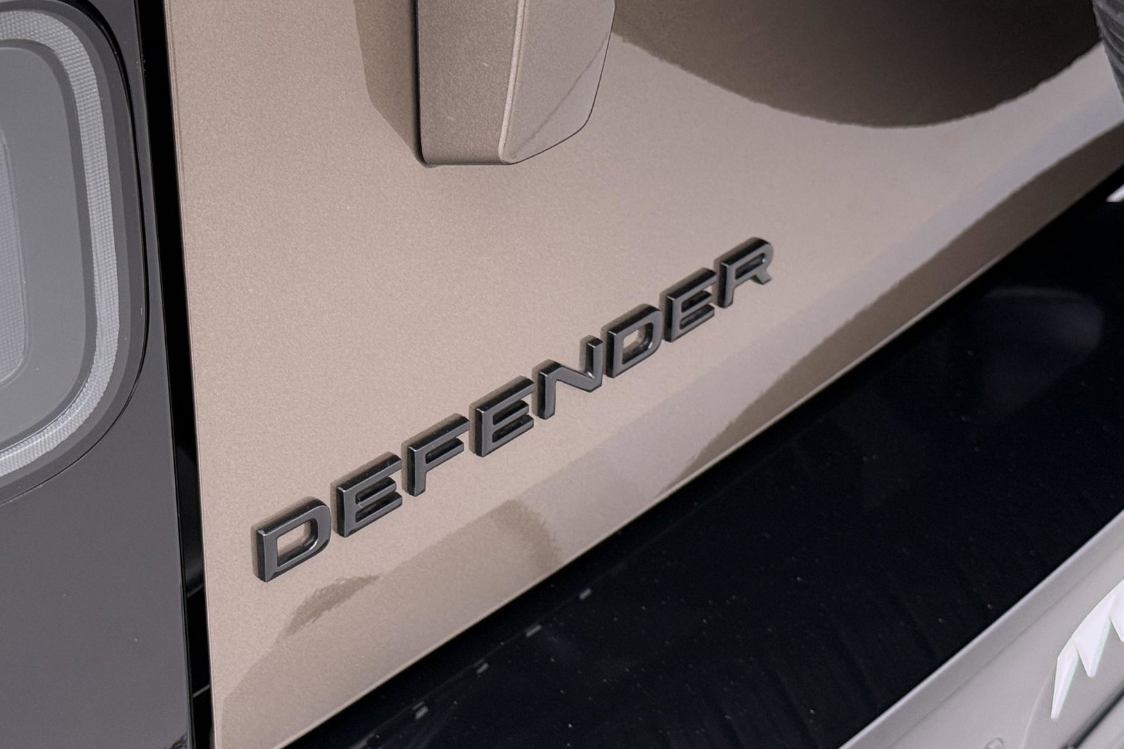 Land Rover Defender 110 P300e X-Dynamic HSE | 6-Persoons | Meridian Surround | ClearSight | Head-Up | Massage+Ventilatie | 22 Inch