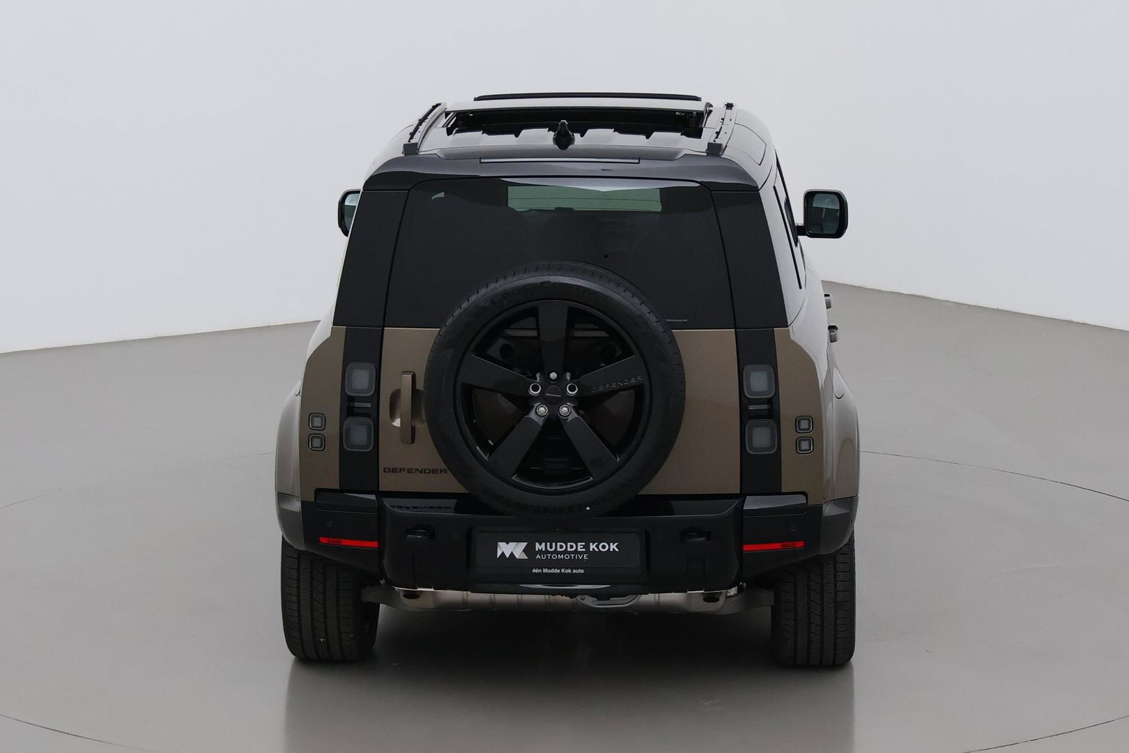 Land Rover Defender 110 P300e X-Dynamic HSE | 6-Persoons | Meridian Surround | ClearSight | Head-Up | Massage+Ventilatie | 22 Inch