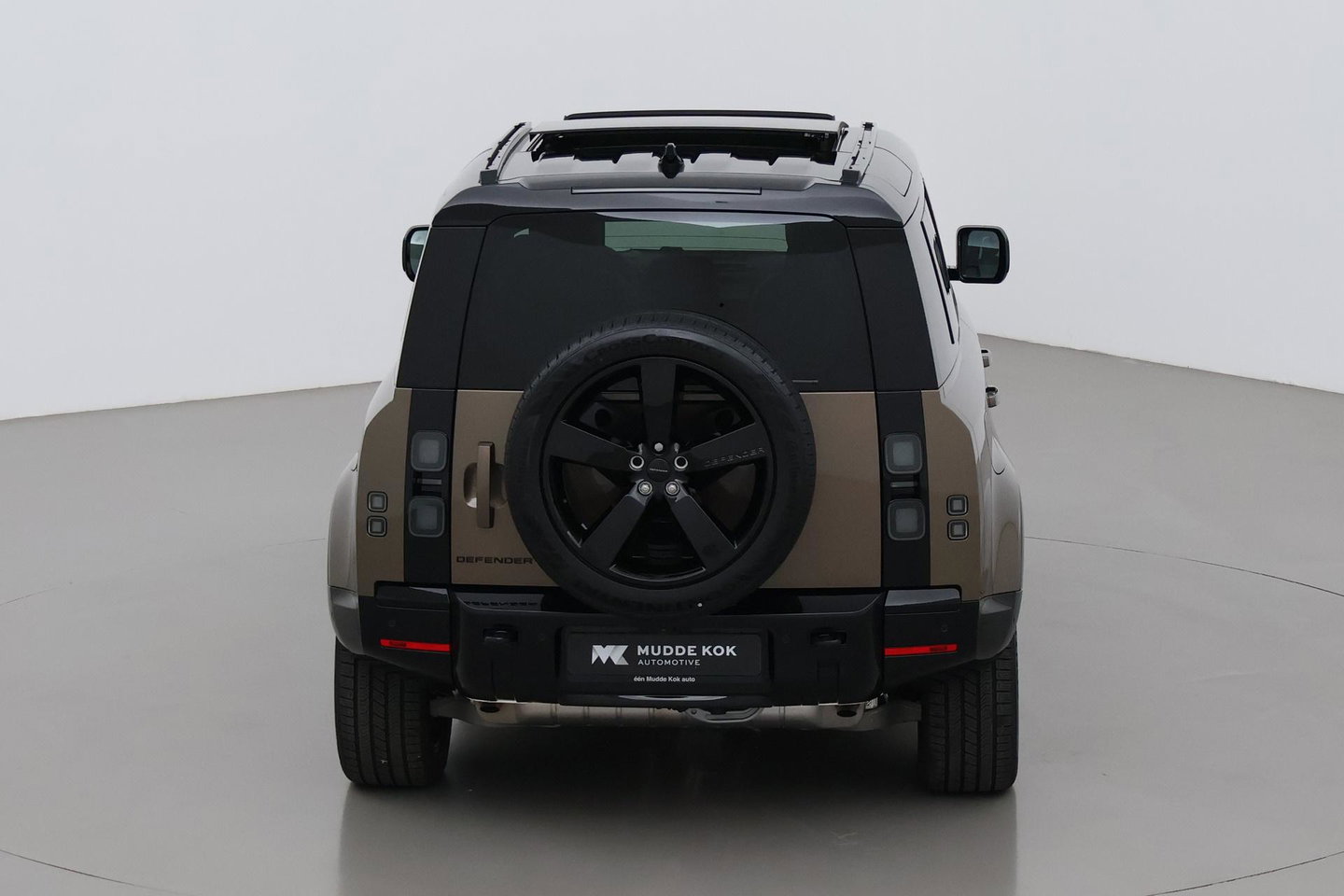 Land Rover Defender 110 P300e X-Dynamic HSE | 6-Persoons | Meridian Surround | ClearSight | Head-Up | Massage+Ventilatie | 22 Inch