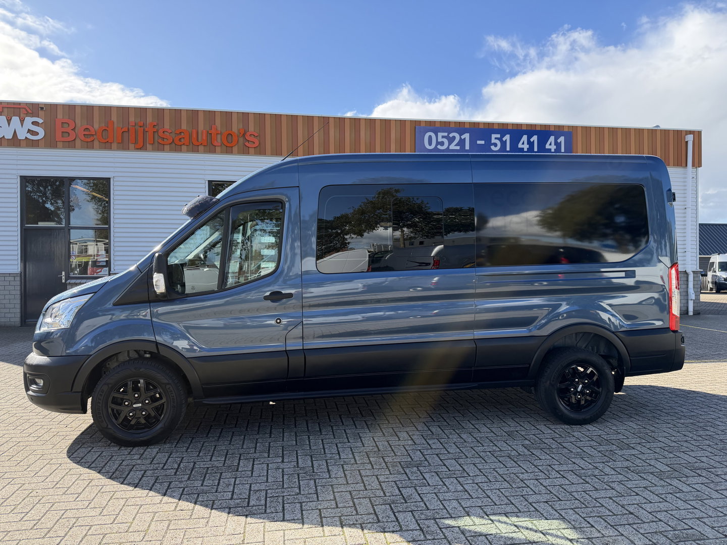 Ford Transit 350 2.0 TDCI 170pk L3H2 DC 5 persoons Trend / vaste prijs rijklaar € 25.950 ex btw / euro 6 / bpm vrij / lease vanaf € 424 / raptor grille / blauw metallic / trekhaak 2500 kg