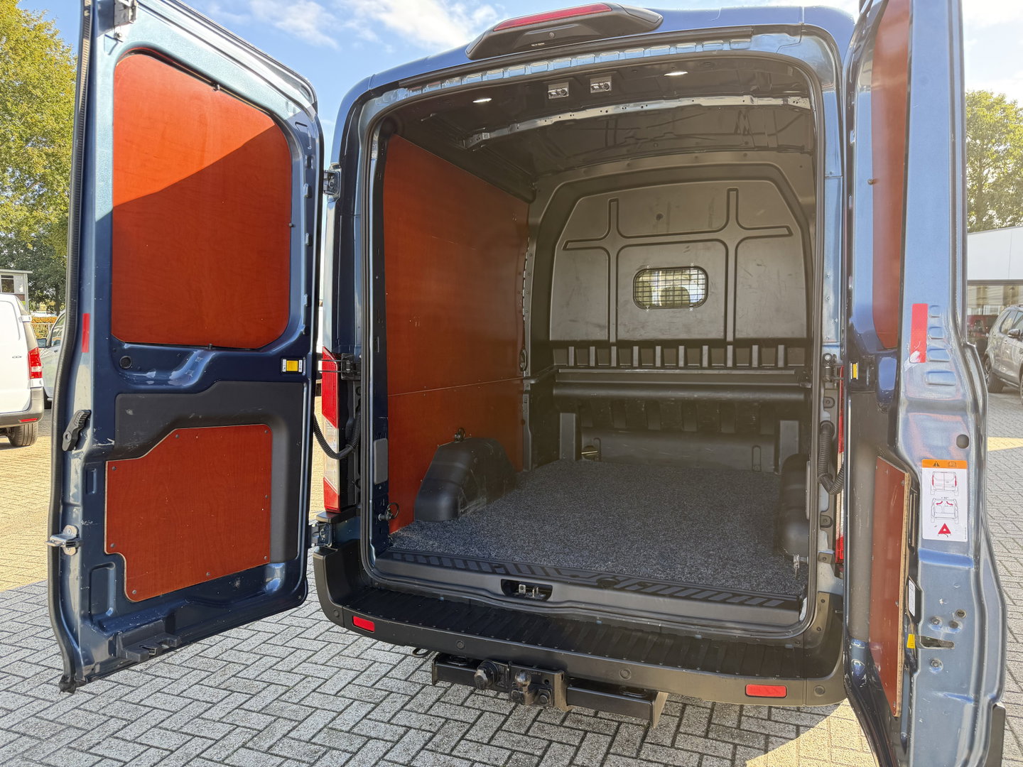 Ford Transit 350 2.0 TDCI 170pk L3H2 DC 5 persoons Trend / vaste prijs rijklaar € 25.950 ex btw / euro 6 / bpm vrij / lease vanaf € 424 / raptor grille / blauw metallic / trekhaak 2500 kg