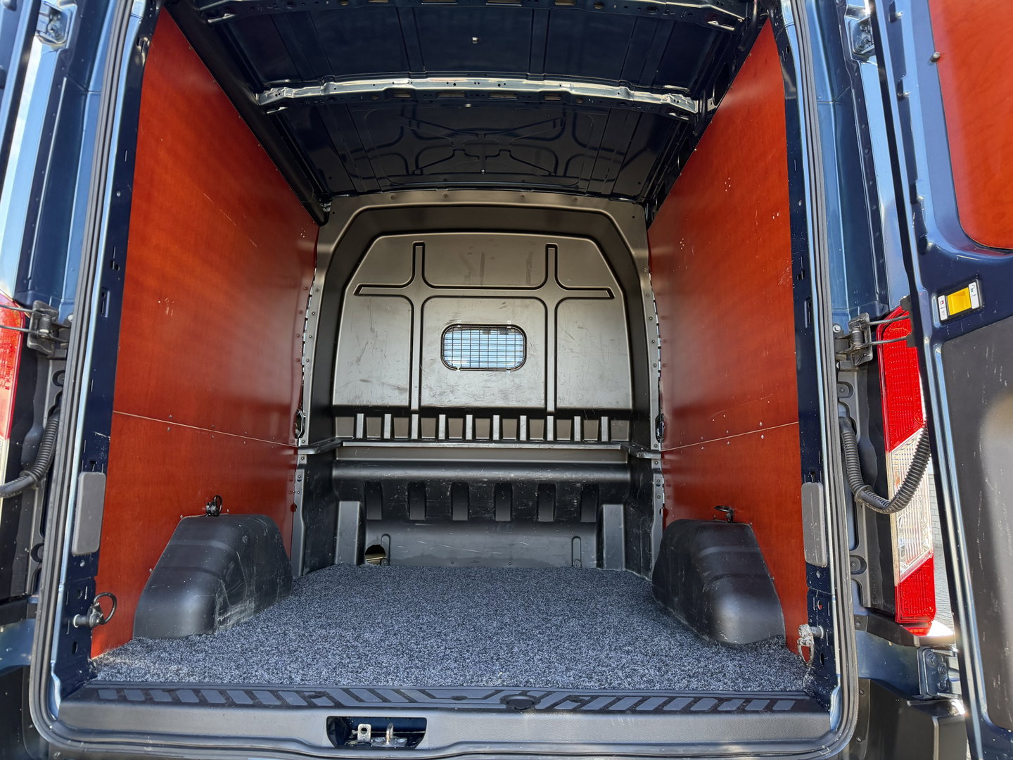 Ford Transit 350 2.0 TDCI 170pk L3H2 DC 5 persoons Trend / vaste prijs rijklaar € 25.950 ex btw / euro 6 / bpm vrij / lease vanaf € 424 / raptor grille / blauw metallic / trekhaak 2500 kg