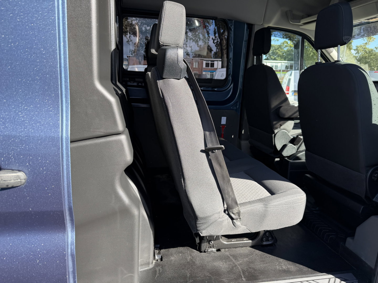 Ford Transit 350 2.0 TDCI 170pk L3H2 DC 5 persoons Trend / vaste prijs rijklaar € 25.950 ex btw / euro 6 / bpm vrij / lease vanaf € 424 / raptor grille / blauw metallic / trekhaak 2500 kg