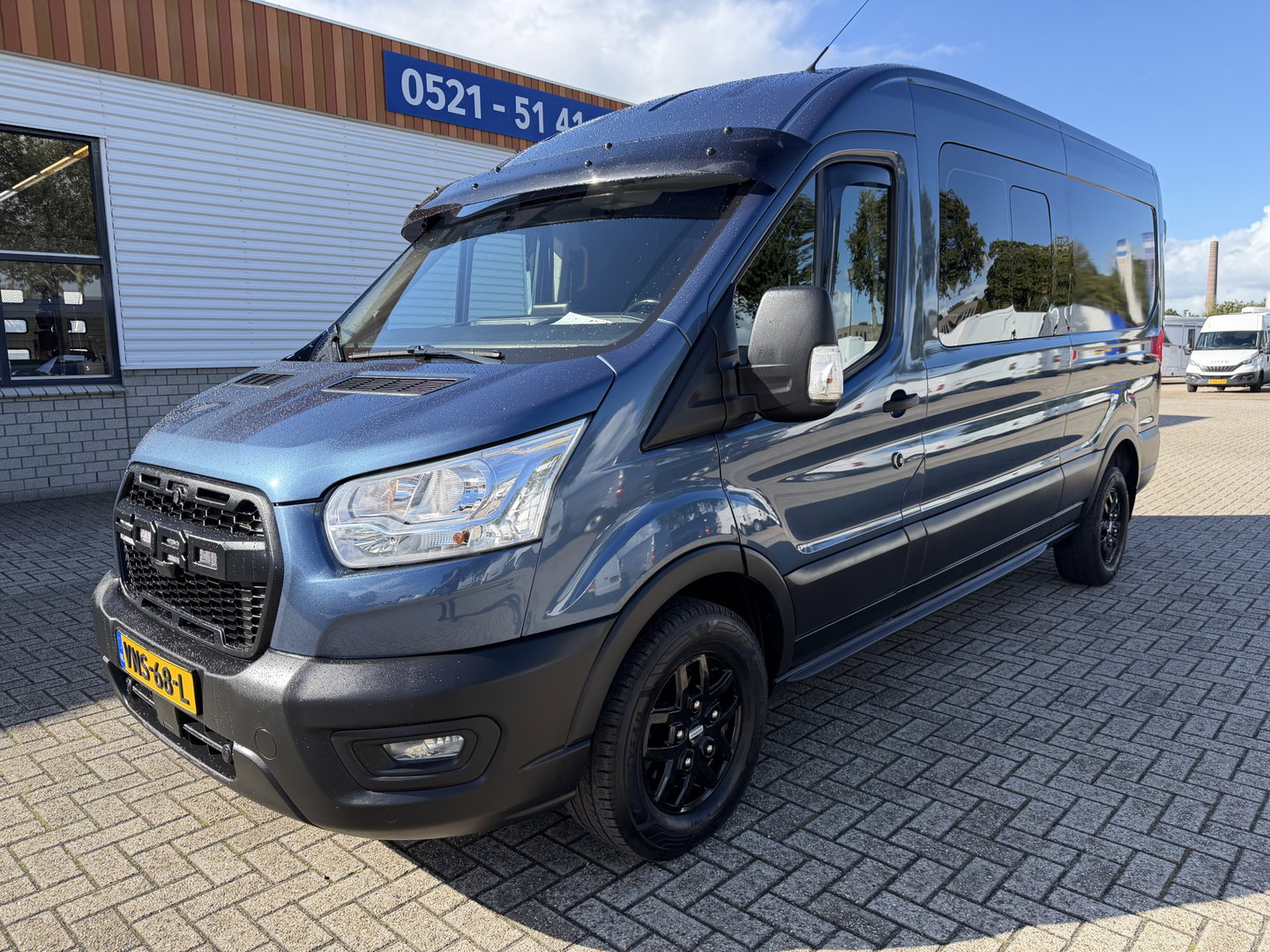 Ford Transit 350 2.0 TDCI 170pk L3H2 DC 5 persoons Trend / vaste prijs rijklaar € 25.950 ex btw / euro 6 / bpm vrij / lease vanaf € 424 / raptor grille / blauw metallic / trekhaak 2500 kg