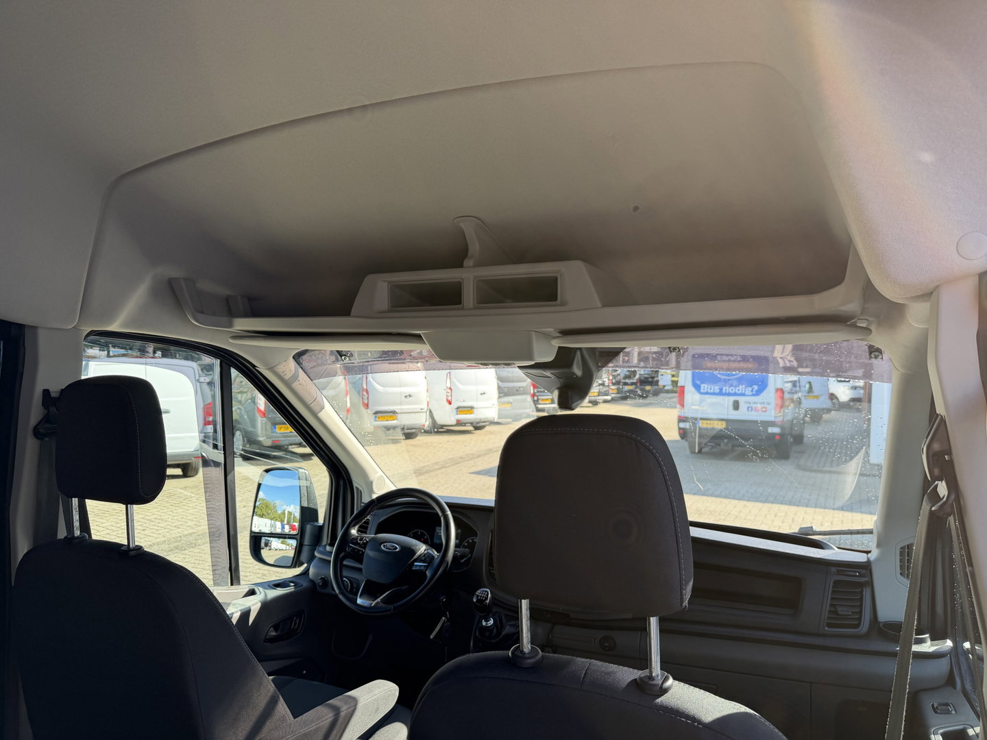 Ford Transit 350 2.0 TDCI 170pk L3H2 DC 5 persoons Trend / vaste prijs rijklaar € 25.950 ex btw / euro 6 / bpm vrij / lease vanaf € 424 / raptor grille / blauw metallic / trekhaak 2500 kg