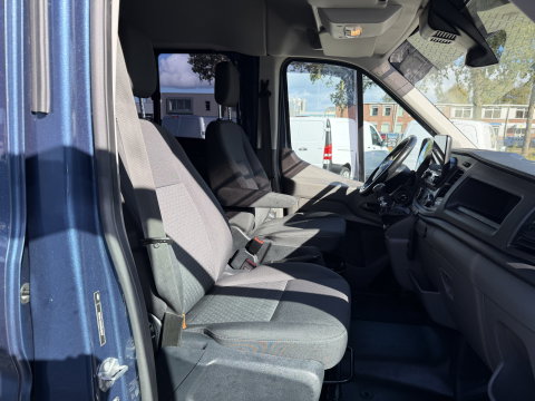 Ford Transit 350 2.0 TDCI 170pk L3H2 DC 5 persoons Trend / vaste prijs rijklaar € 25.950 ex btw / euro 6 / bpm vrij / lease vanaf € 424 / raptor grille / blauw metallic / trekhaak 2500 kg