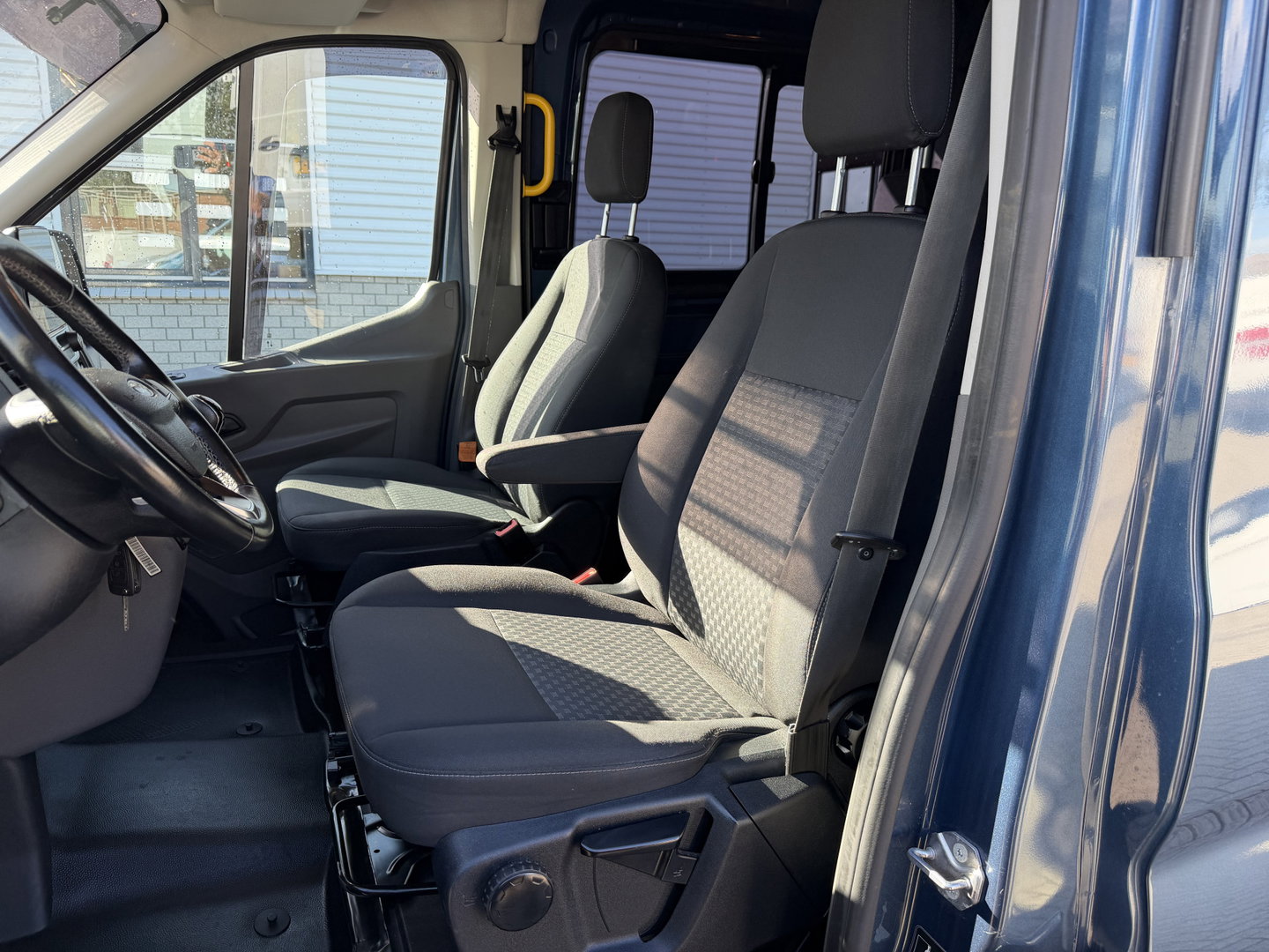 Ford Transit 350 2.0 TDCI 170pk L3H2 DC 5 persoons Trend / vaste prijs rijklaar € 25.950 ex btw / euro 6 / bpm vrij / lease vanaf € 424 / raptor grille / blauw metallic / trekhaak 2500 kg