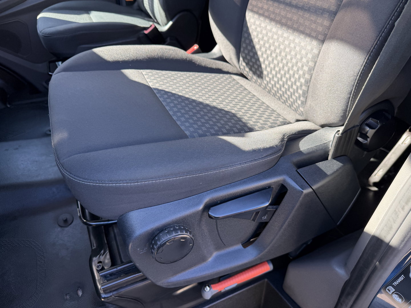Ford Transit 350 2.0 TDCI 170pk L3H2 DC 5 persoons Trend / vaste prijs rijklaar € 25.950 ex btw / euro 6 / bpm vrij / lease vanaf € 424 / raptor grille / blauw metallic / trekhaak 2500 kg