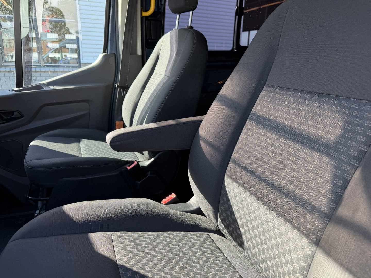 Ford Transit 350 2.0 TDCI 170pk L3H2 DC 5 persoons Trend / vaste prijs rijklaar € 25.950 ex btw / euro 6 / bpm vrij / lease vanaf € 424 / raptor grille / blauw metallic / trekhaak 2500 kg