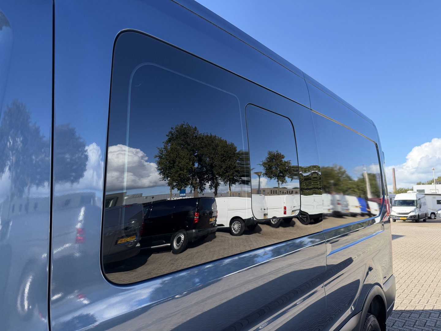 Ford Transit 350 2.0 TDCI 170pk L3H2 DC 5 persoons Trend / vaste prijs rijklaar € 25.950 ex btw / euro 6 / bpm vrij / lease vanaf € 424 / raptor grille / blauw metallic / trekhaak 2500 kg