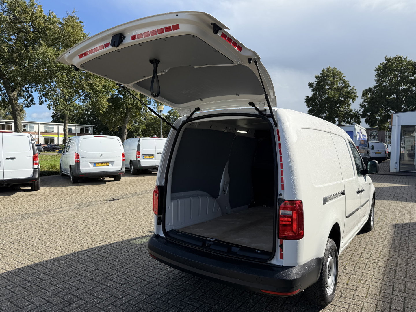 Volkswagen Caddy 2.0 TDI L2H1 BMT Maxi / vaste prijs rijklaar € 11.950 ex btw / lease vanaf € / euro 6 / bpm vrij / airco / pdc achter / achterklep / omvormer !
