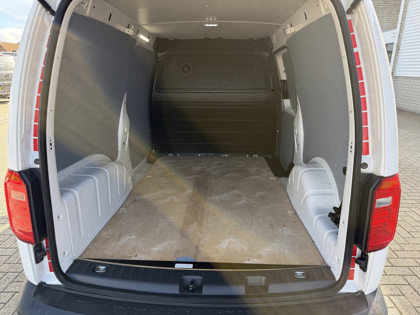 Volkswagen Caddy 2.0 TDI L2H1 BMT Maxi / vaste prijs rijklaar € 11.950 ex btw / lease vanaf € / euro 6 / bpm vrij / airco / pdc achter / achterklep / omvormer !