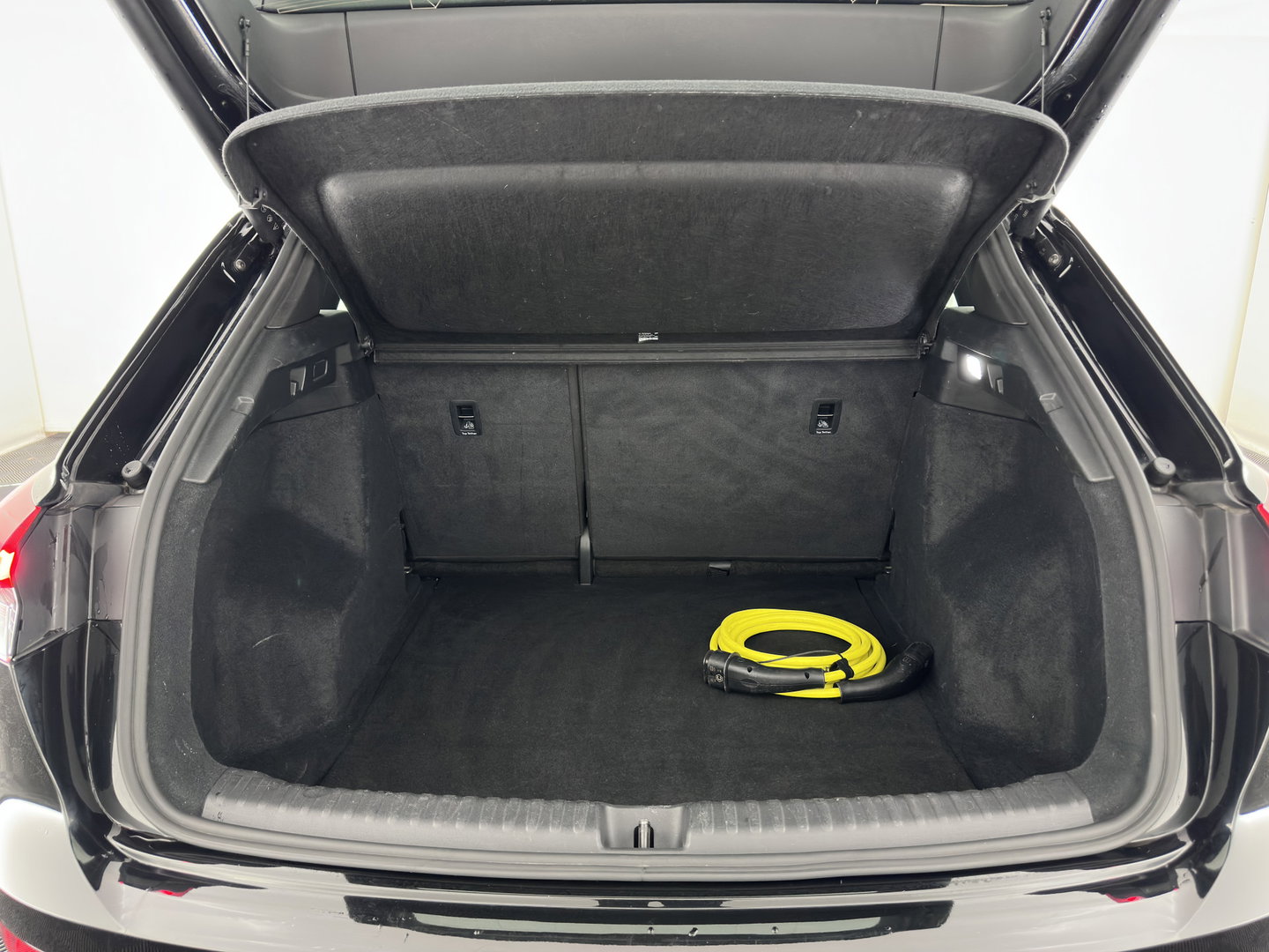 Audi Q4 e-tron 40 S edition 77 kWh (3-Fase-11kW) (INCL.BTW) *HEAT-PUMP | LEATHER-FABRIC | MATRIX-LED | ADAPTIVE-CRUISE | CAMERA | DIGI-COCKPIT | KEYLESS | AMBIENT-LIGHT | AUDI-SOUND | NAVI-FULLMAP | PRIVACY-GLASS | ECC | PDC | 20''ALU*