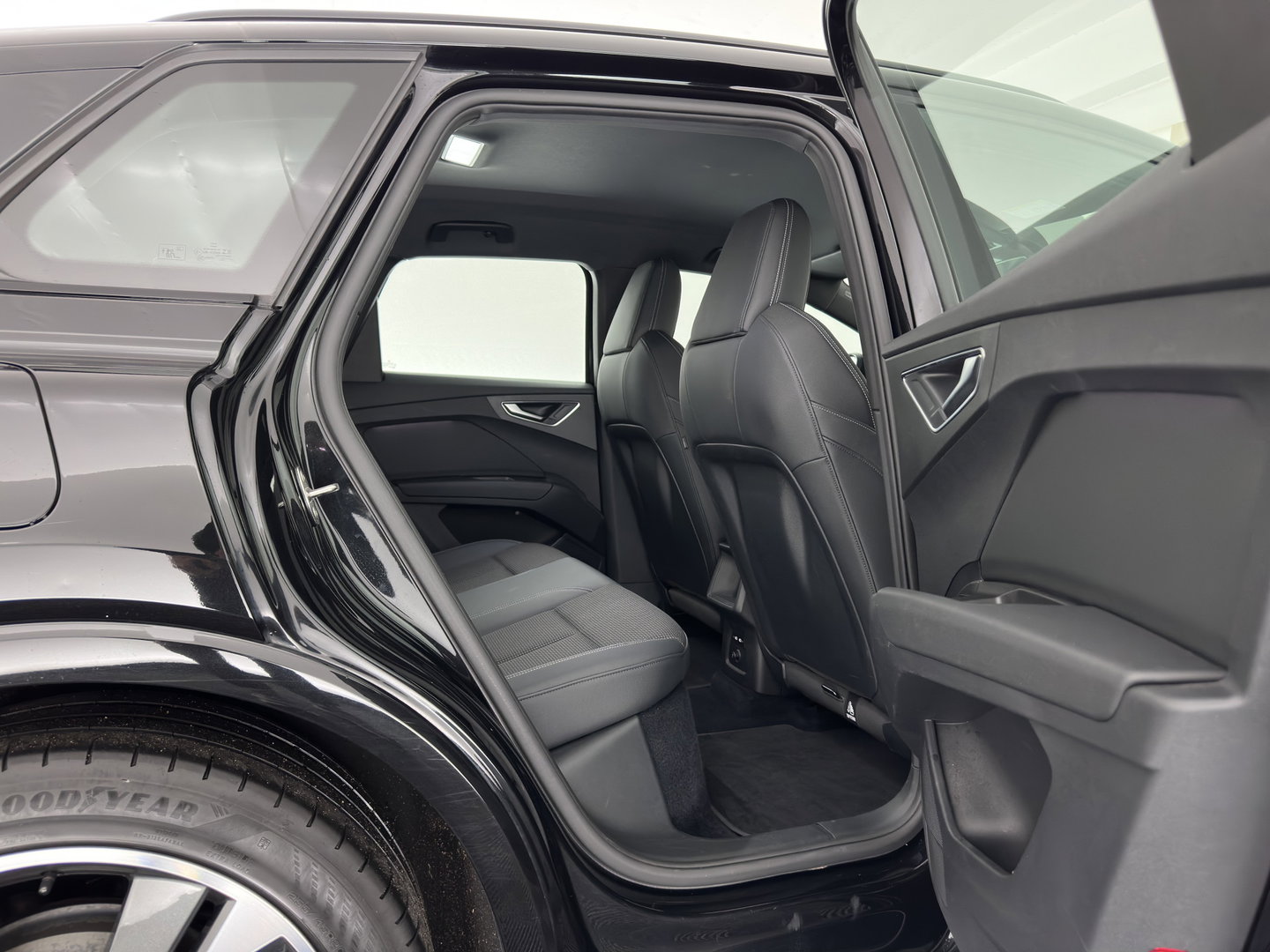 Audi Q4 e-tron 40 S edition 77 kWh (3-Fase-11kW) (INCL.BTW) *HEAT-PUMP | LEATHER-FABRIC | MATRIX-LED | ADAPTIVE-CRUISE | CAMERA | DIGI-COCKPIT | KEYLESS | AMBIENT-LIGHT | AUDI-SOUND | NAVI-FULLMAP | PRIVACY-GLASS | ECC | PDC | 20''ALU*