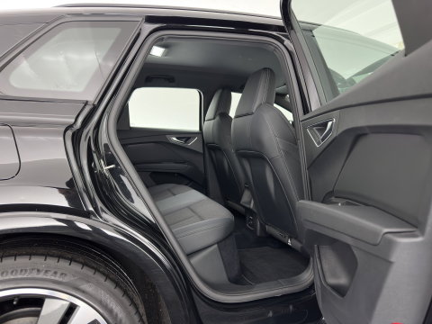 Audi Q4 e-tron 40 S edition 77 kWh (3-Fase-11kW) (INCL.BTW) *HEAT-PUMP | LEATHER-FABRIC | MATRIX-LED | ADAPTIVE-CRUISE | CAMERA | DIGI-COCKPIT | KEYLESS | AMBIENT-LIGHT | AUDI-SOUND | NAVI-FULLMAP | PRIVACY-GLASS | ECC | PDC | 20''ALU*