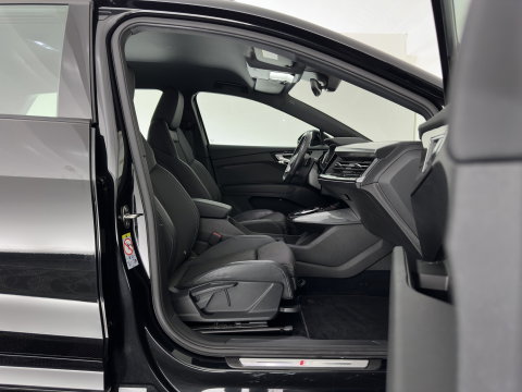 Audi Q4 e-tron 40 S edition 77 kWh (3-Fase-11kW) (INCL.BTW) *HEAT-PUMP | LEATHER-FABRIC | MATRIX-LED | ADAPTIVE-CRUISE | CAMERA | DIGI-COCKPIT | KEYLESS | AMBIENT-LIGHT | AUDI-SOUND | NAVI-FULLMAP | PRIVACY-GLASS | ECC | PDC | 20''ALU*